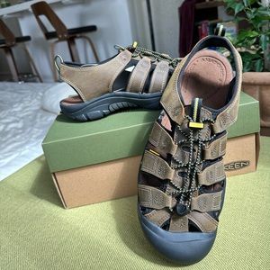 Never Worn Mens Size 14 Keens